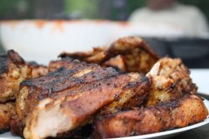 640px-Grilled_meat_(steaks)_in_Czech_Republic (1)